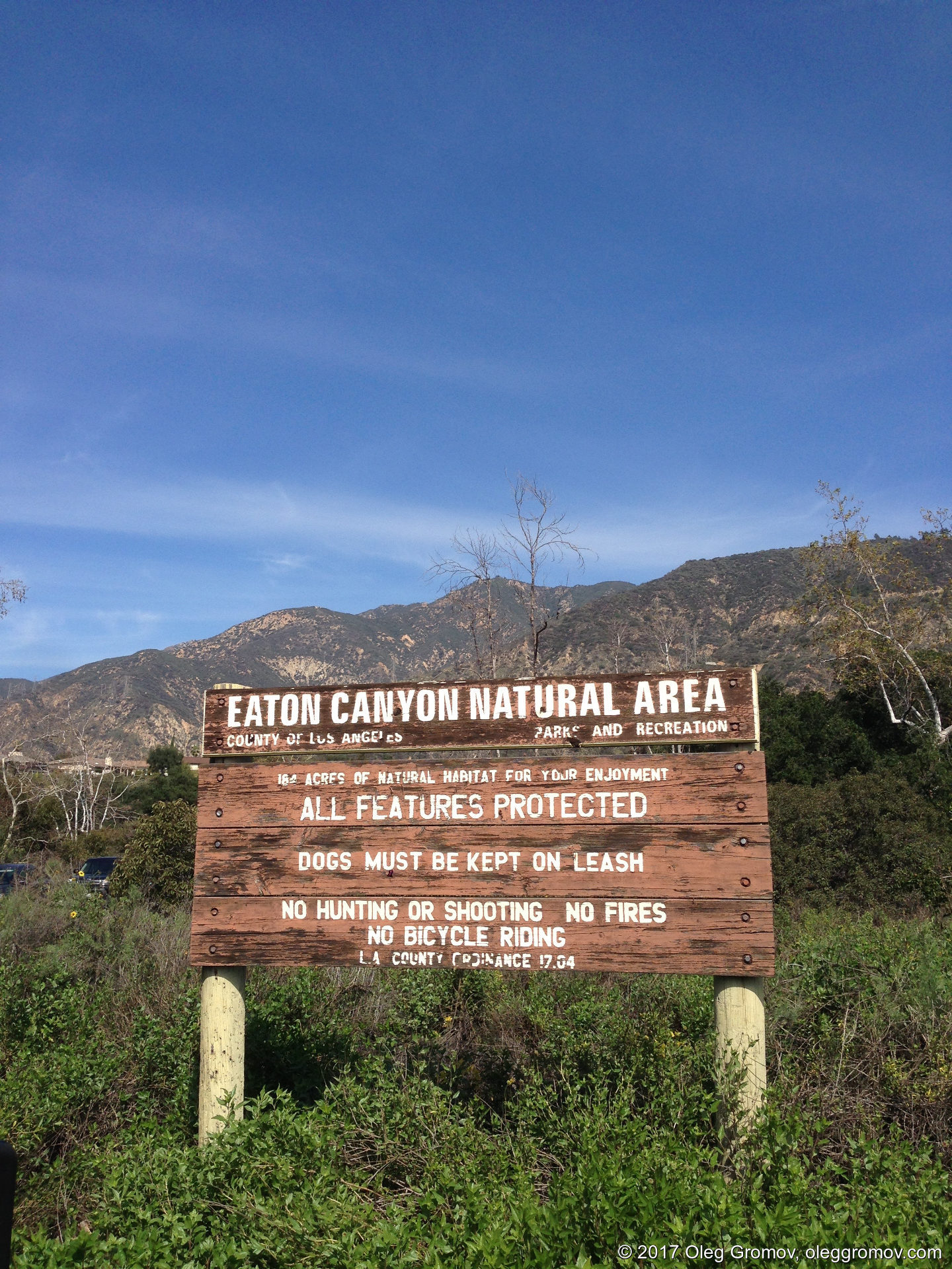 Табличка в Eaton Canyon. Курить-сорить-буянить тоже запрещено