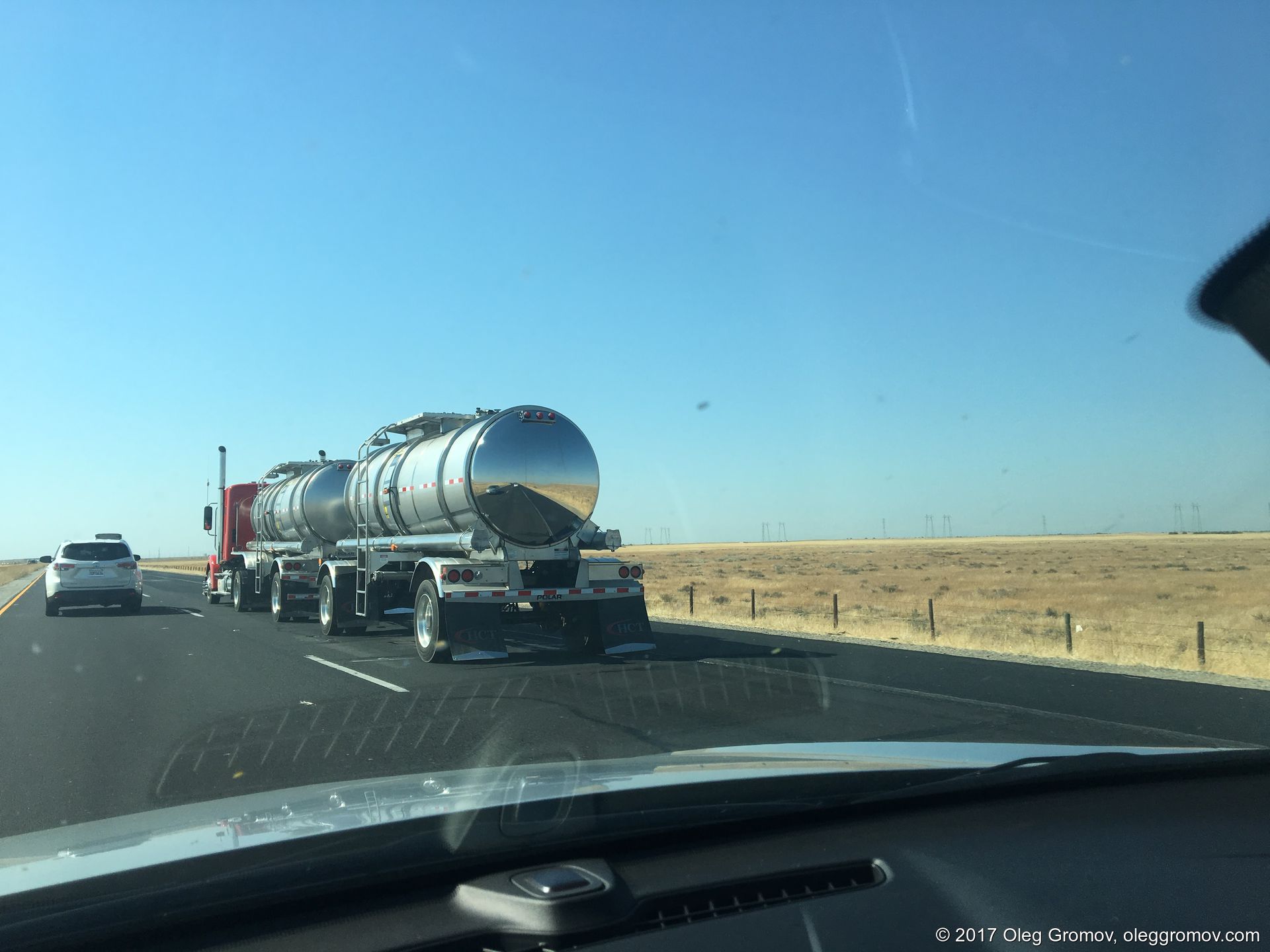 Трасса Interstate-5: пустыня вокруг и грузовик-зеркало