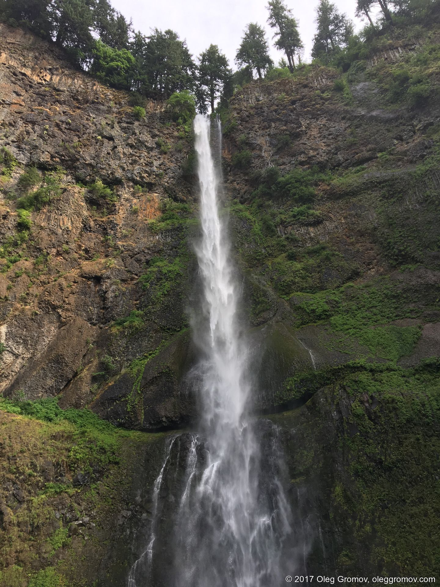 Главный водопад Multnomah Falls; остальные — мелочь по пути наверх